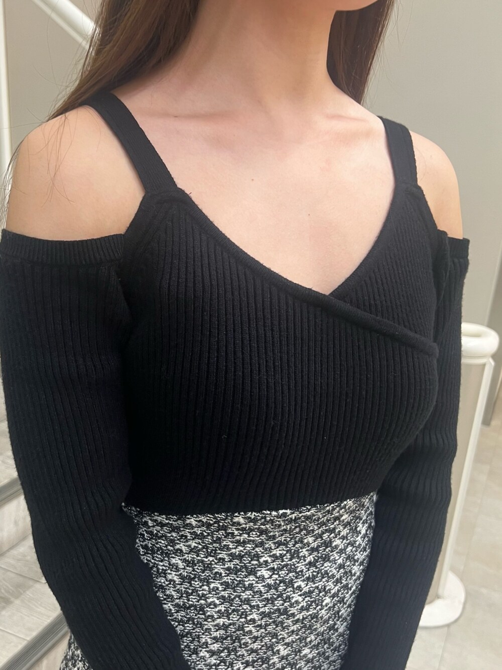 ブラック系のパンプス、ブラック系のハンドバッグ、ブラック系のワンピースを着用したレディースの秋コーディネートの4枚目の写真