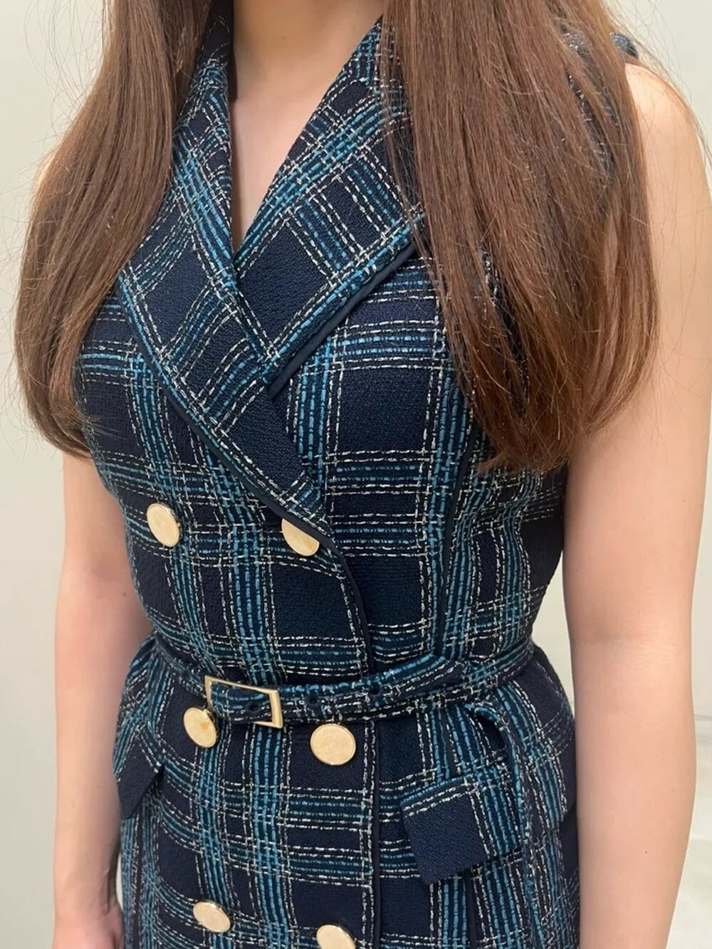 ブラック系のブーツ、ブラック系のショルダーバッグ、ブルー系のワンピースを着用したレディースの夏コーディネートの4枚目の写真