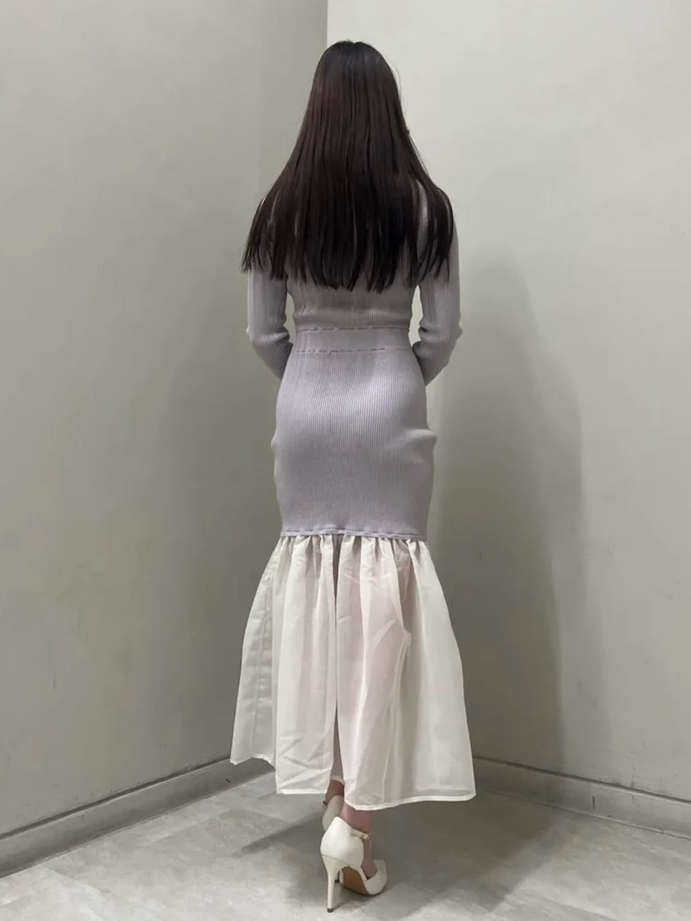 パープル系のワンピース、ホワイト系のパンプス、シルバー系のネックレスを着用したレディースの冬コーディネートの3枚目の写真