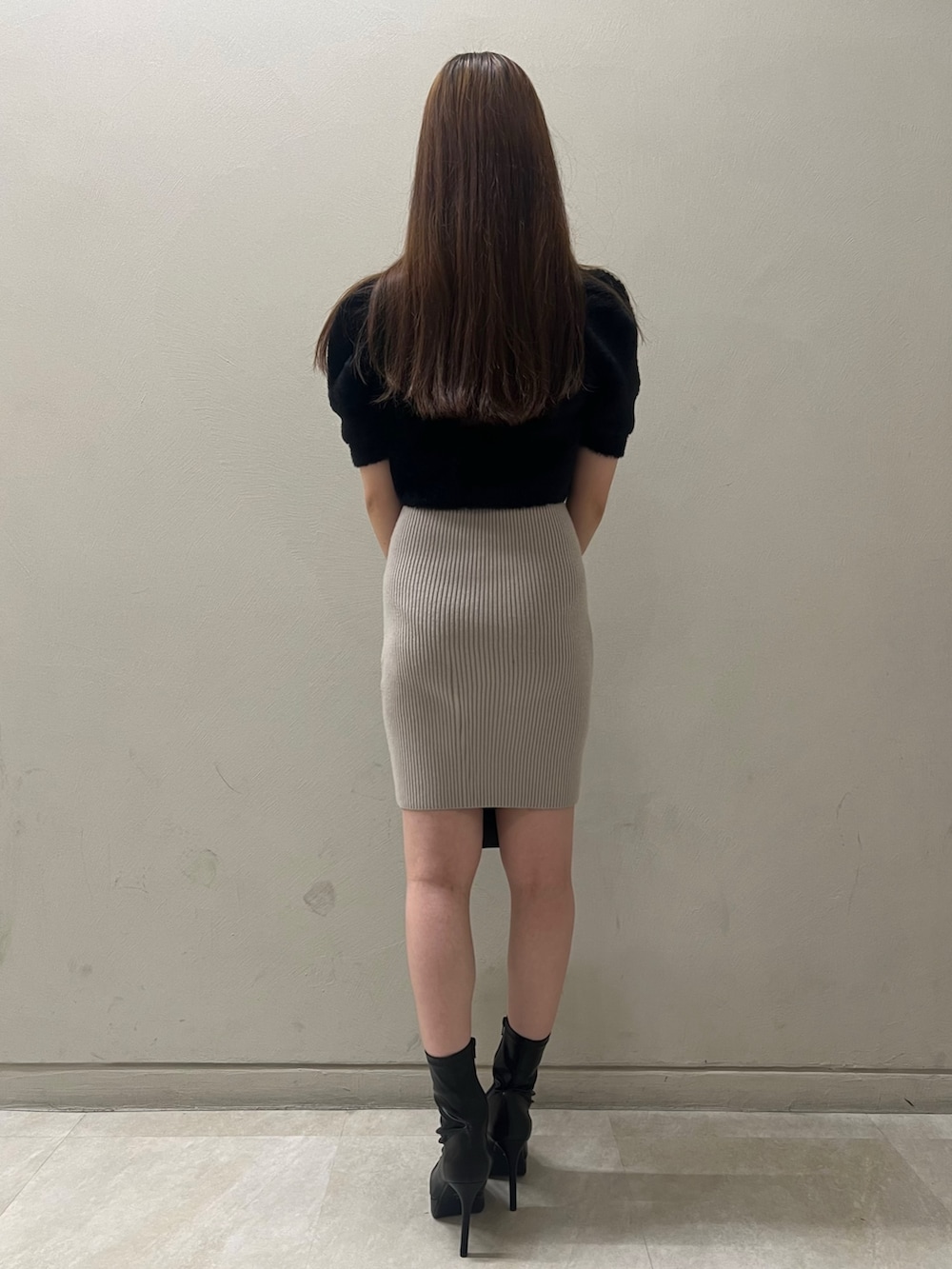 ブラック系のワンピース、ブラック系のブーツ、ブラック系のハンドバッグを着用したレディースの夏コーディネートの3枚目の写真