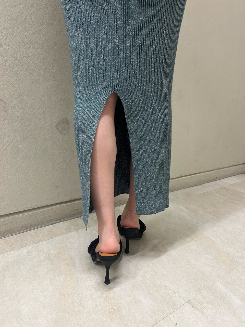 グリーン系のワンピース、ブラック系のサンダル、ブラック系のショルダーバッグを着用したレディースの夏コーディネートの5枚目の写真