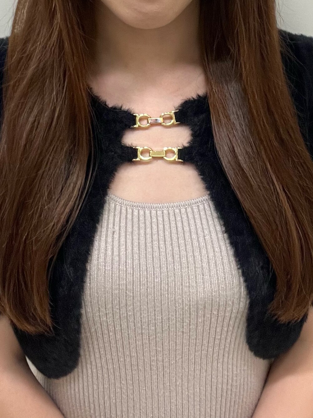 ブラック系のワンピース、ブラック系のブーツ、ブラック系のハンドバッグを着用したレディースの夏コーディネートの4枚目の写真