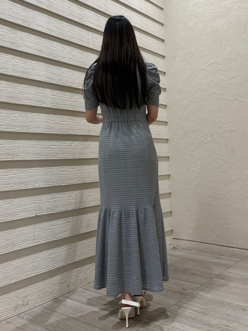 ブルー系のワンピース、ホワイト系のハンドバッグ、ホワイト系のパンプスを着用したレディースの春コーディネートの3枚目の写真