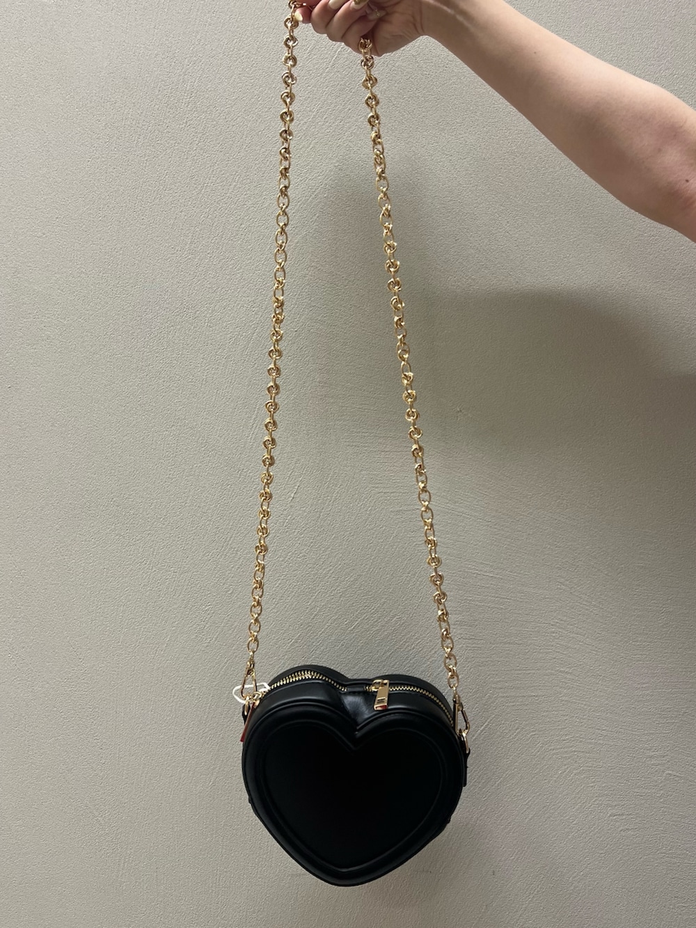 グリーン系のワンピース、ブラック系のサンダル、ブラック系のショルダーバッグを着用したレディースの夏コーディネートの6枚目の写真