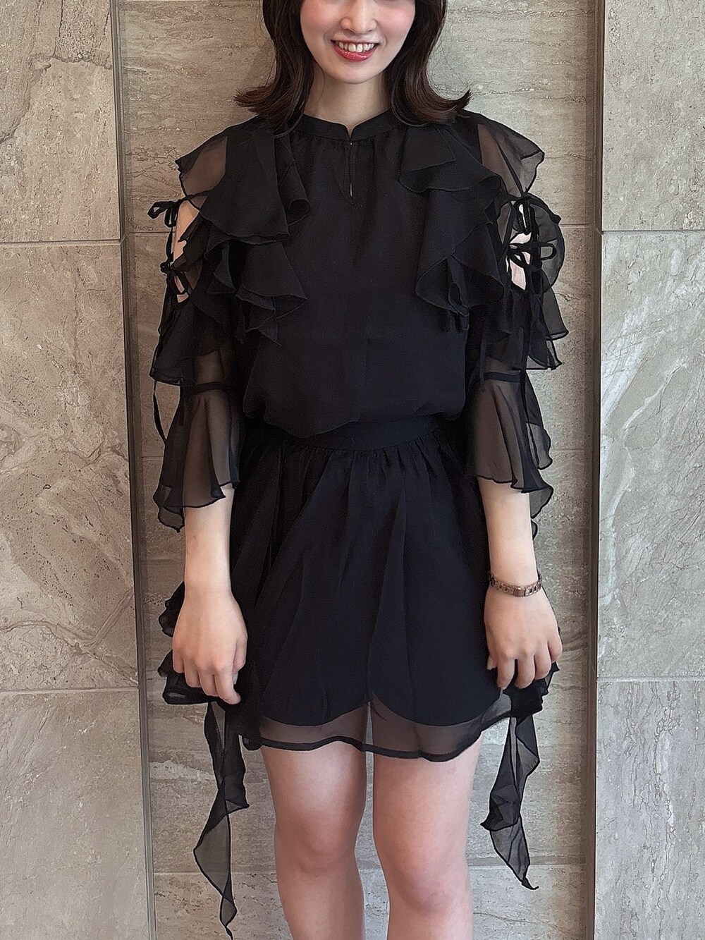 ブラック系のシャツ/ブラウス、ブラック系のスカート、ブラック系のサンダルを着用したレディースの夏コーディネートの5枚目の写真