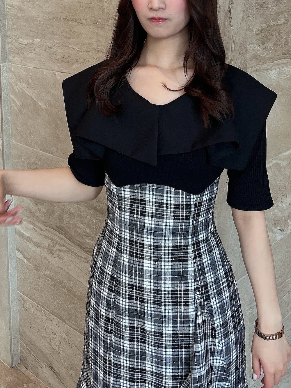 ブラック系のワンピース、ブラック系のブーツを着用したレディースの春コーディネートの5枚目の写真