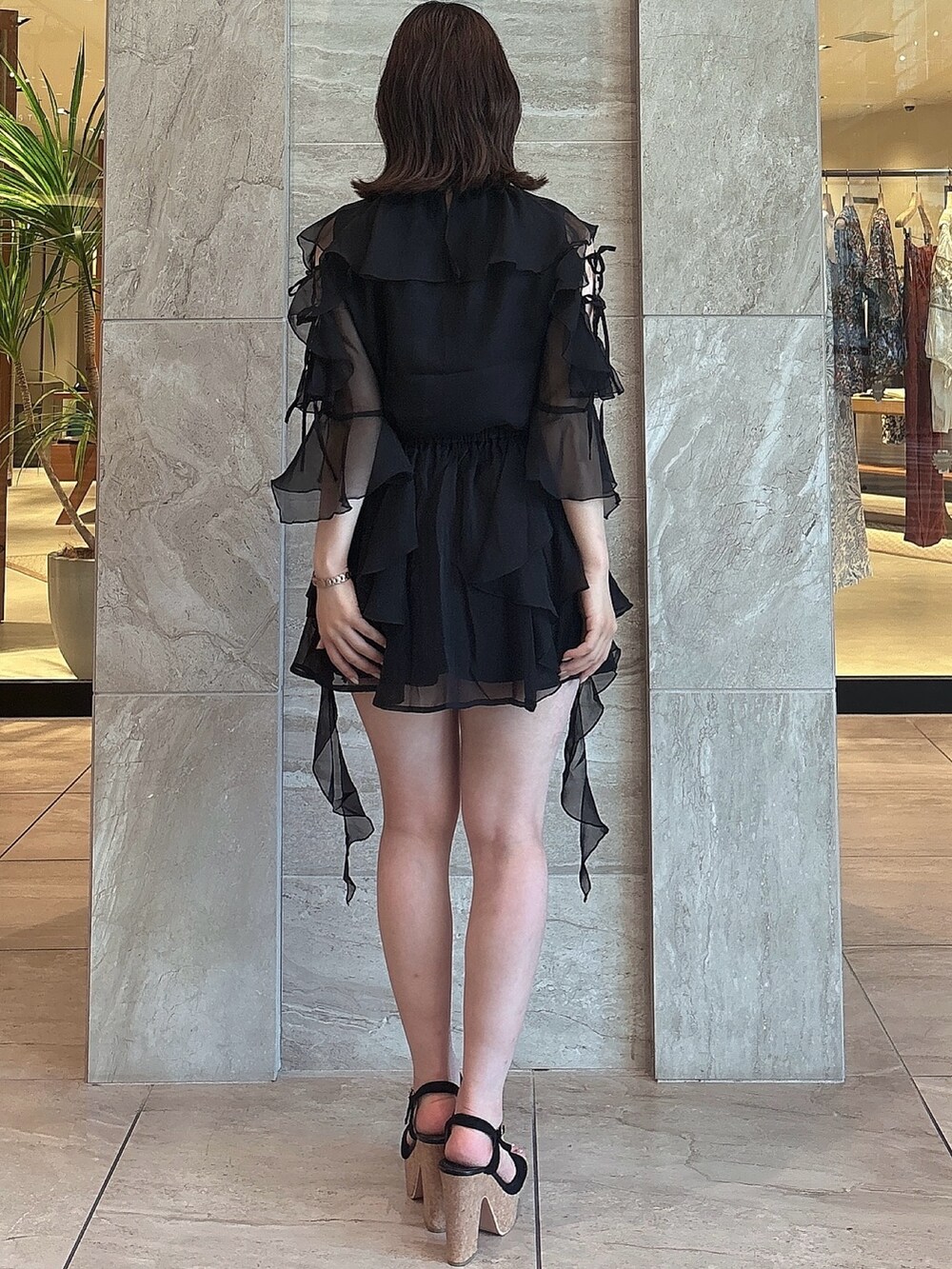 ブラック系のシャツ/ブラウス、ブラック系のスカート、ブラック系のサンダルを着用したレディースの夏コーディネートの4枚目の写真