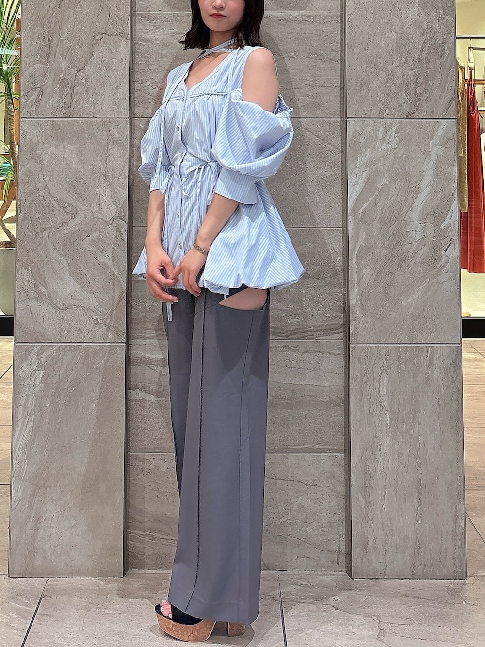 ブルー系のシャツ/ブラウス、グレー系のその他パンツ、ブラック系のサンダルを着用したレディースの夏コーディネートの3枚目の写真