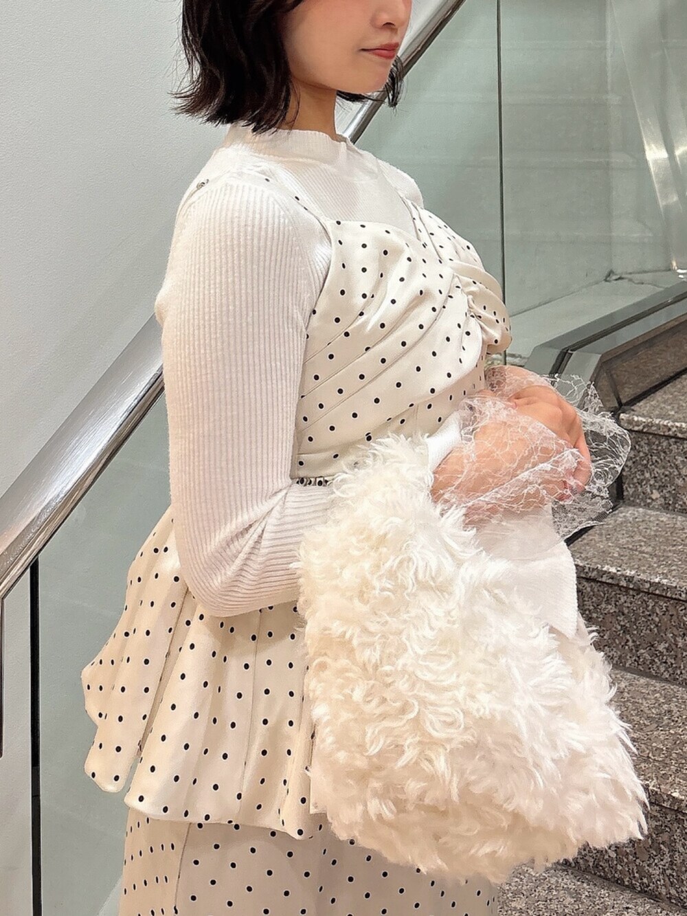 その他のスカート、その他のシャツ/ブラウス、ホワイト系のニット/セーターを着用したレディースの秋コーディネートの6枚目の写真