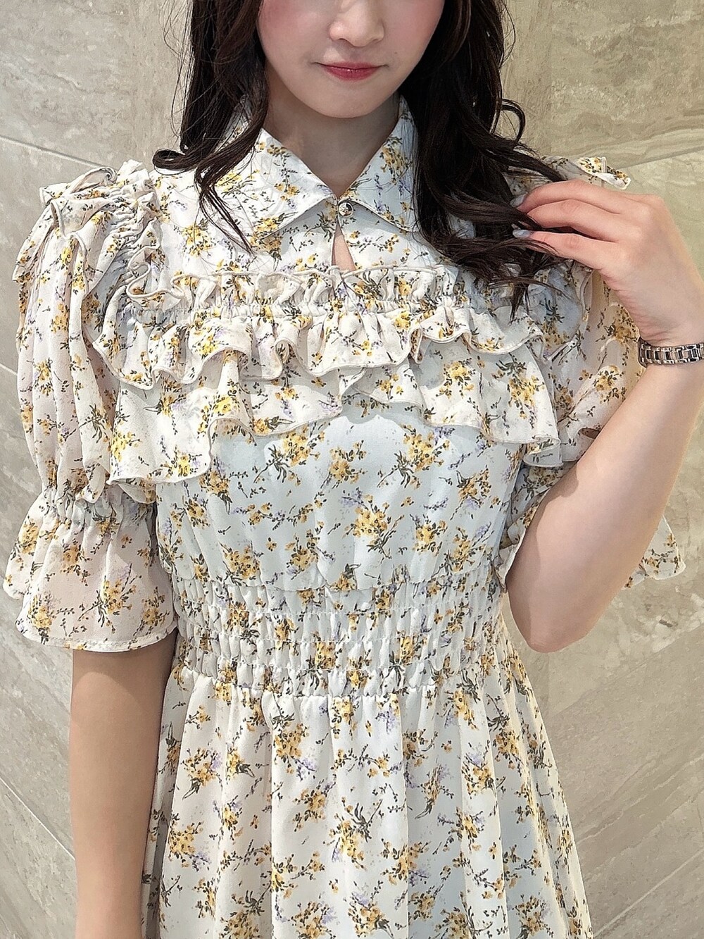 ホワイト系のワンピースを着用したレディースの春コーディネートの9枚目の写真