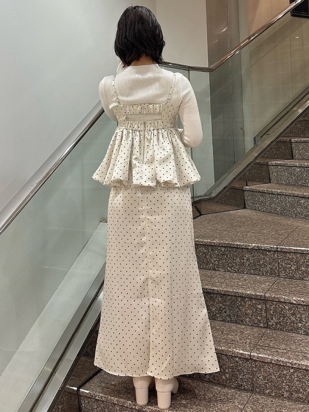 その他のスカート、その他のシャツ/ブラウス、ホワイト系のニット/セーターを着用したレディースの秋コーディネートの4枚目の写真