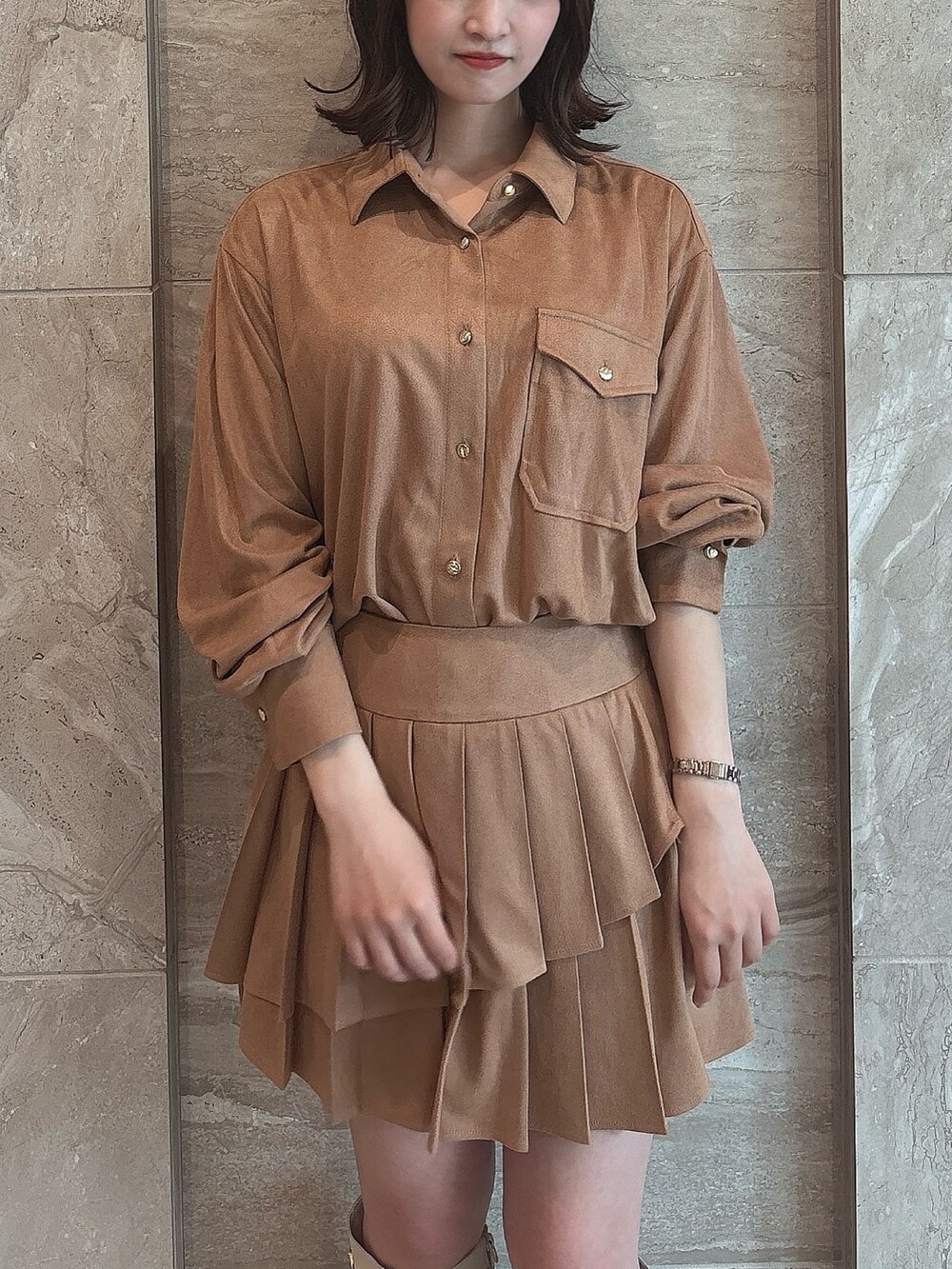 イエロー系のシャツ/ブラウス、イエロー系のスカート、ホワイト系のブーツを着用したレディースの夏コーディネートの5枚目の写真