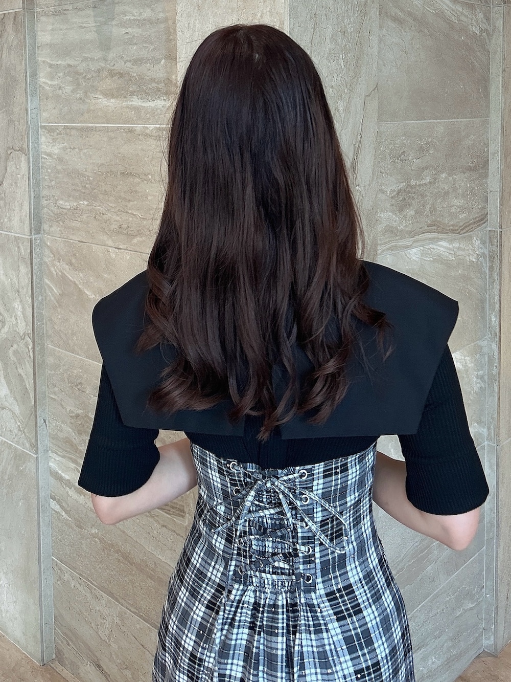 ブラック系のワンピース、ブラック系のブーツを着用したレディースの春コーディネートの7枚目の写真