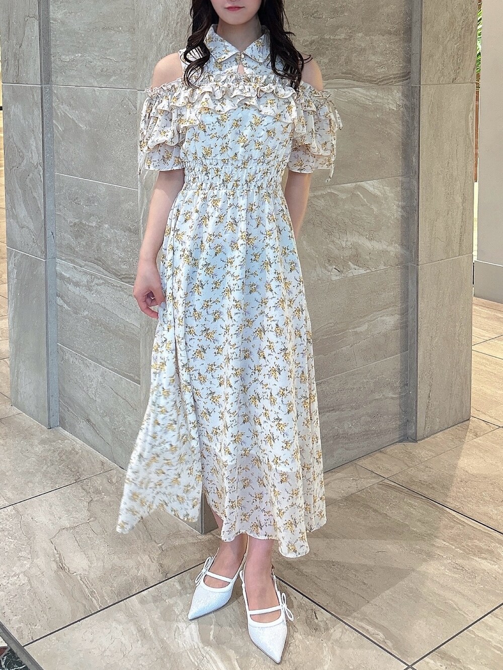 ホワイト系のワンピースを着用したレディースの春コーディネートの2枚目の写真