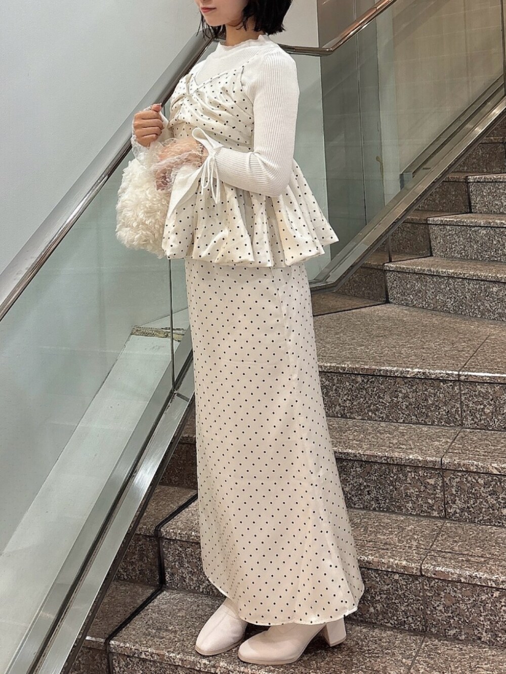 その他のスカート、その他のシャツ/ブラウス、ホワイト系のニット/セーターを着用したレディースの秋コーディネートの3枚目の写真