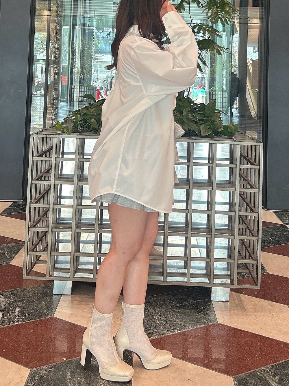 ホワイト系のシャツ/ブラウスを着用したレディースの夏コーディネートの4枚目の写真