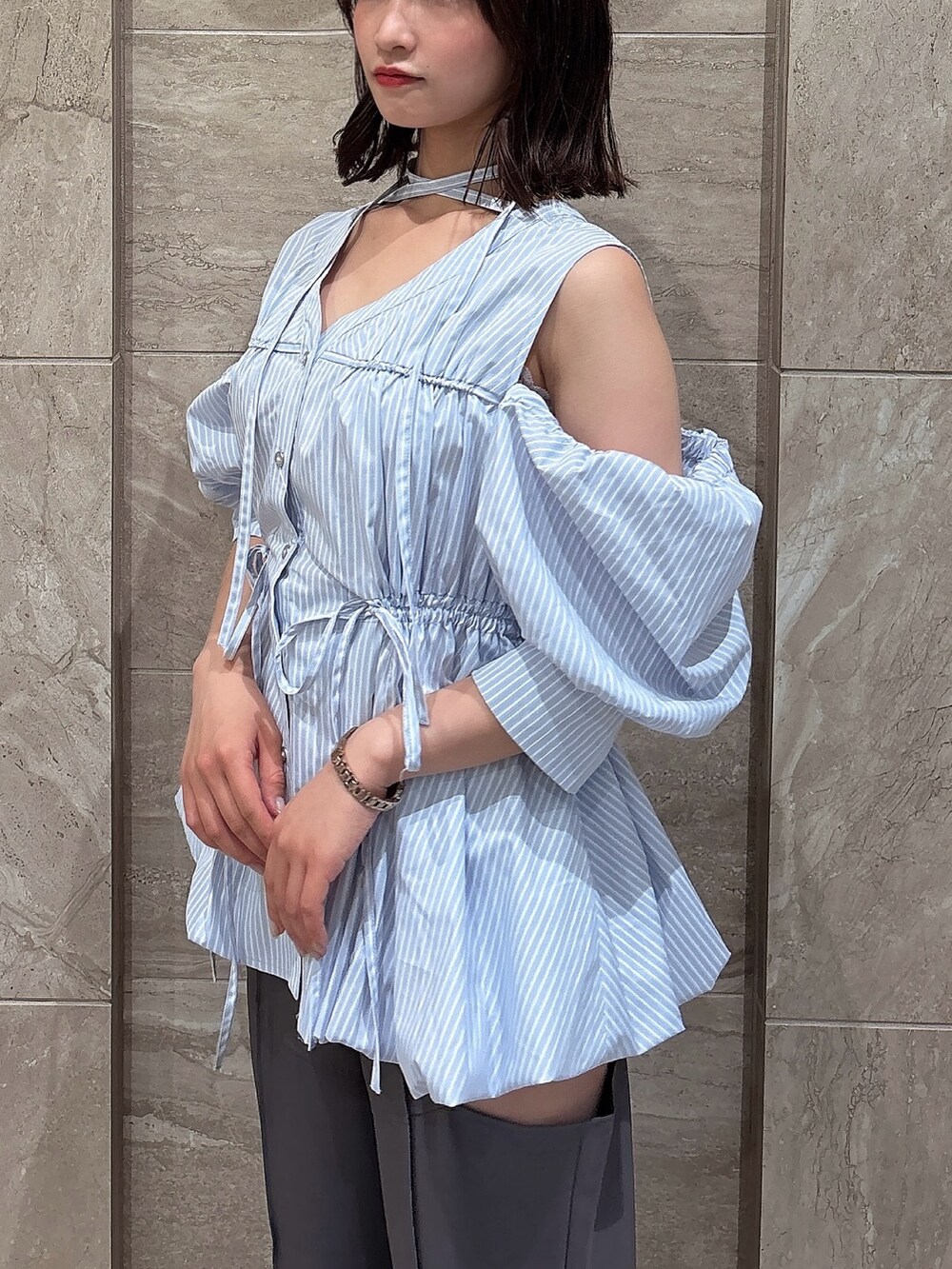 ブルー系のシャツ/ブラウス、グレー系のその他パンツ、ブラック系のサンダルを着用したレディースの夏コーディネートの6枚目の写真
