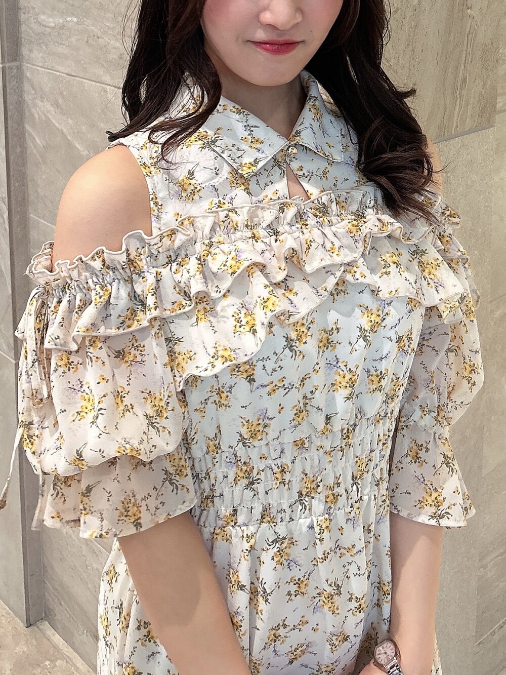 ホワイト系のワンピースを着用したレディースの春コーディネートの7枚目の写真