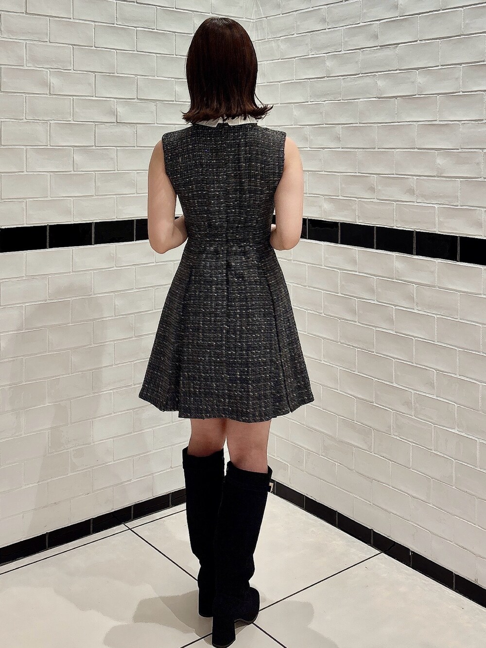 グレー系のワンピース、ブラック系のブーツを着用したレディースの夏コーディネートの3枚目の写真