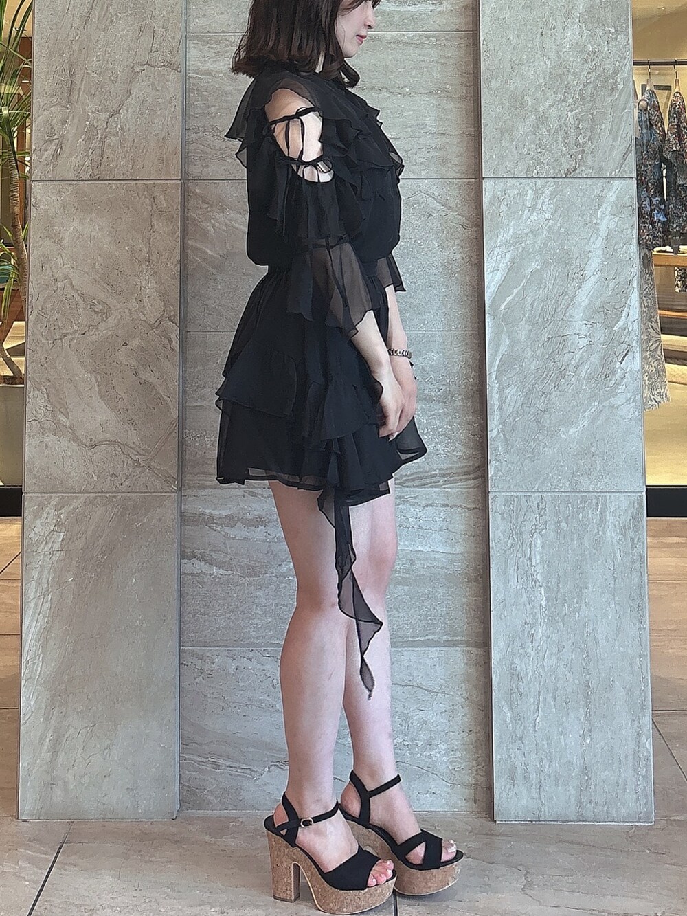 ブラック系のシャツ/ブラウス、ブラック系のスカート、ブラック系のサンダルを着用したレディースの夏コーディネートの3枚目の写真