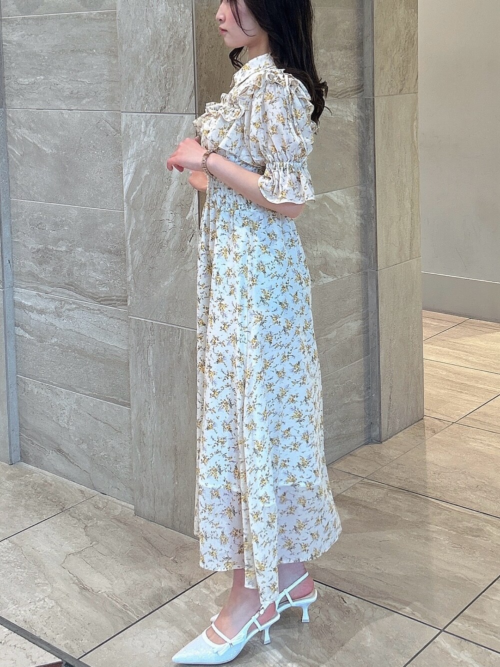 ホワイト系のワンピースを着用したレディースの春コーディネートの6枚目の写真