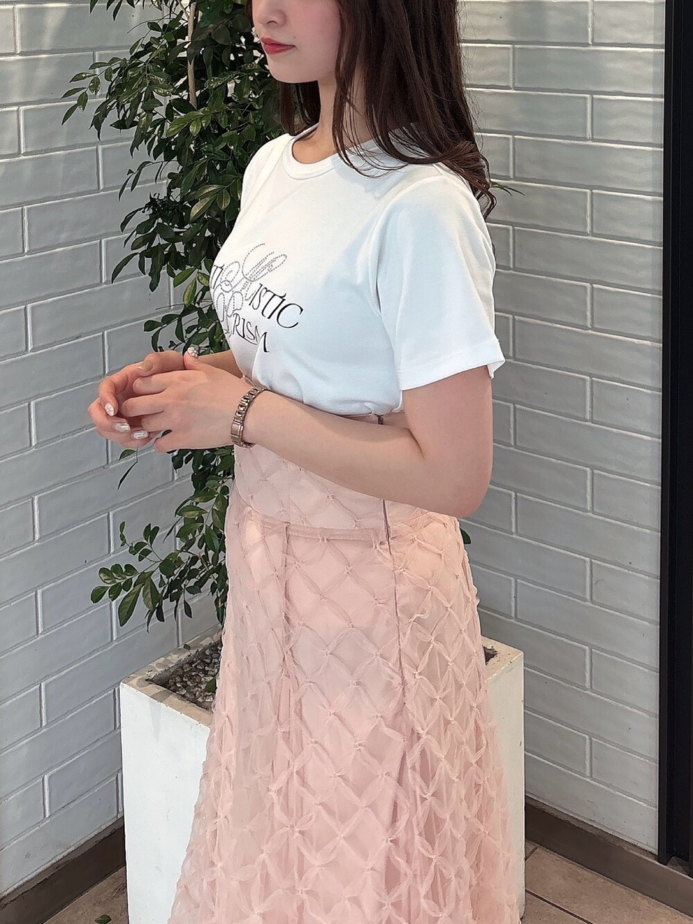 ホワイト系のTシャツ/カットソー、ホワイト系のサンダル、ピンク系のスカートを着用したレディースの春コーディネートの5枚目の写真