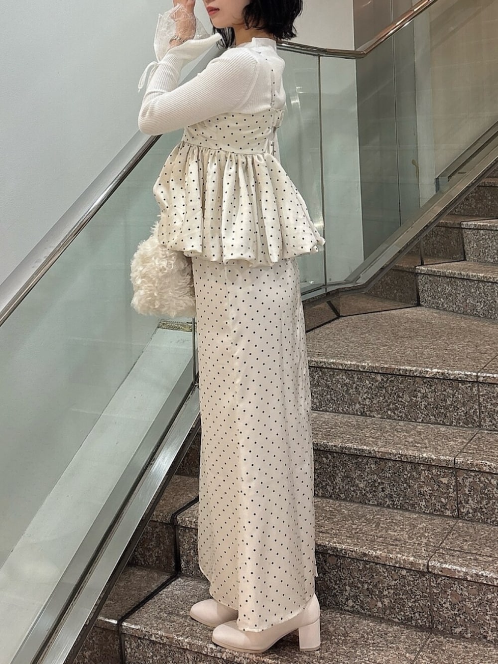 その他のスカート、その他のシャツ/ブラウス、ホワイト系のニット/セーターを着用したレディースの秋コーディネートの2枚目の写真