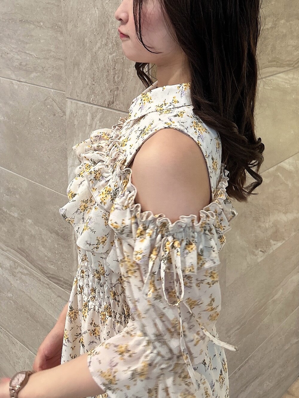 ホワイト系のワンピースを着用したレディースの春コーディネートの8枚目の写真