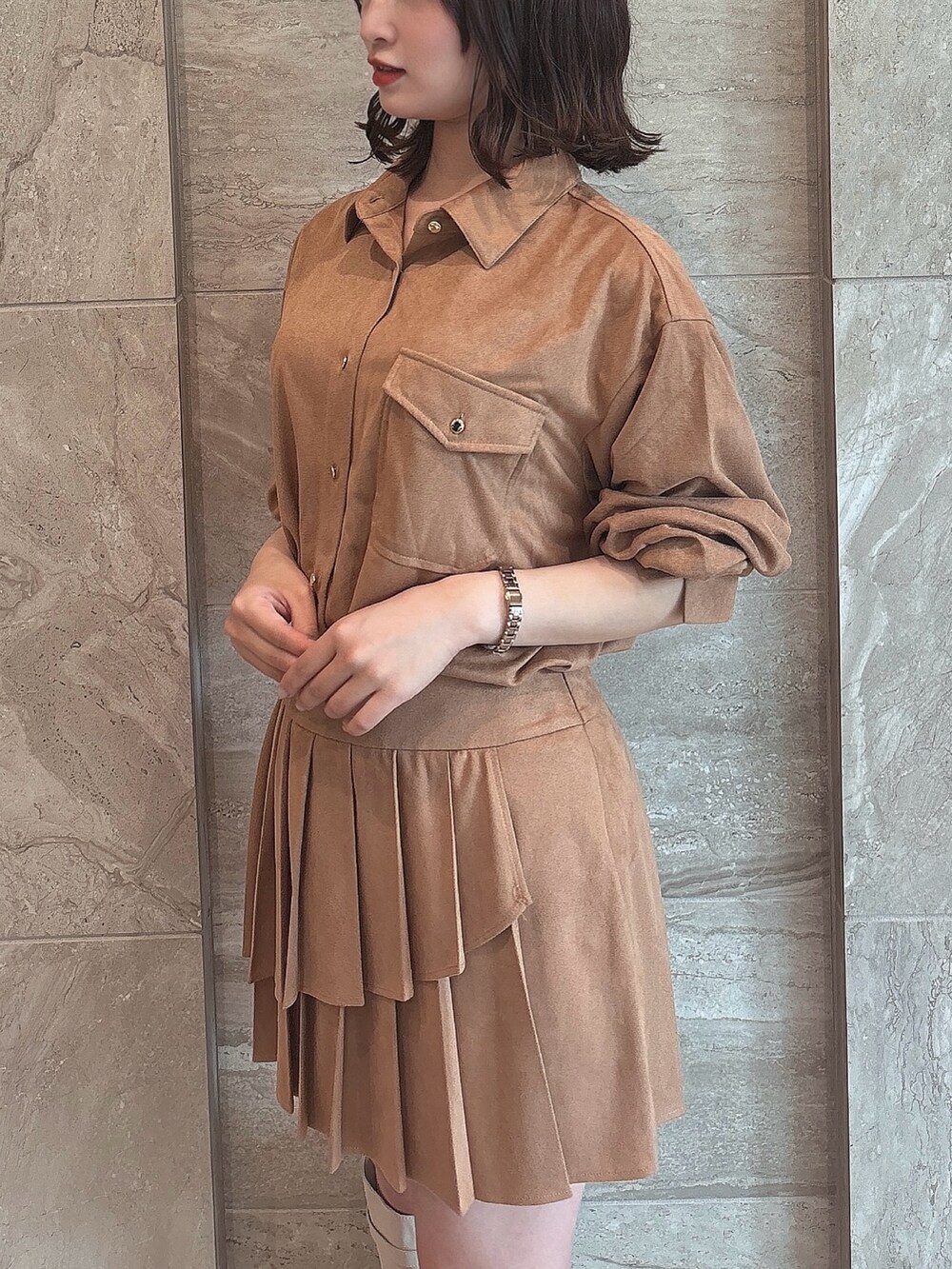 イエロー系のシャツ/ブラウス、イエロー系のスカート、ホワイト系のブーツを着用したレディースの夏コーディネートの6枚目の写真