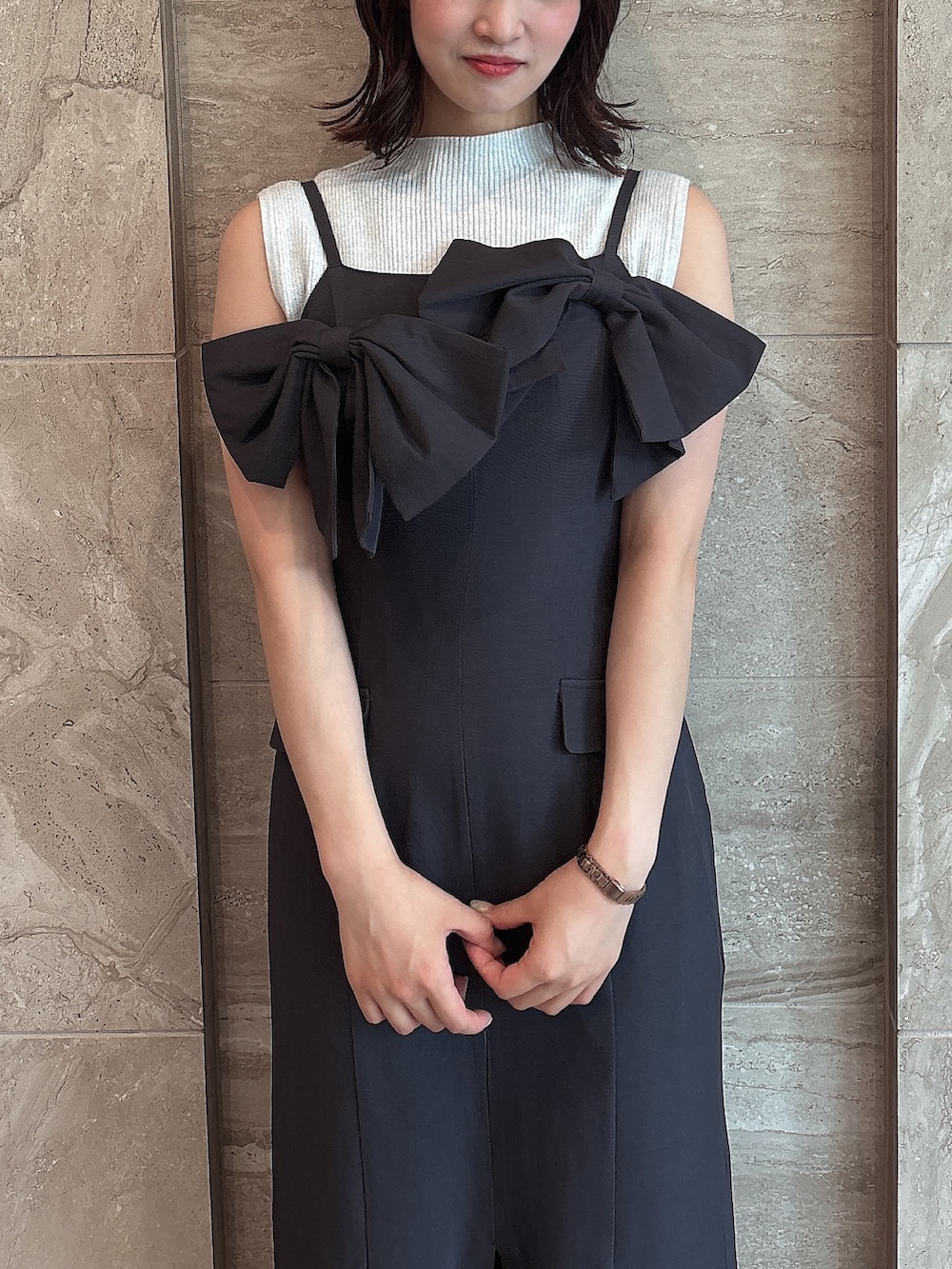 グレー系のワンピース、ブラック系のサンダル、ホワイト系のニット/セーターを着用したレディースの夏コーディネートの4枚目の写真