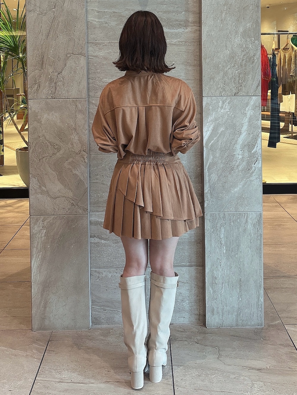 イエロー系のシャツ/ブラウス、イエロー系のスカート、ホワイト系のブーツを着用したレディースの夏コーディネートの4枚目の写真