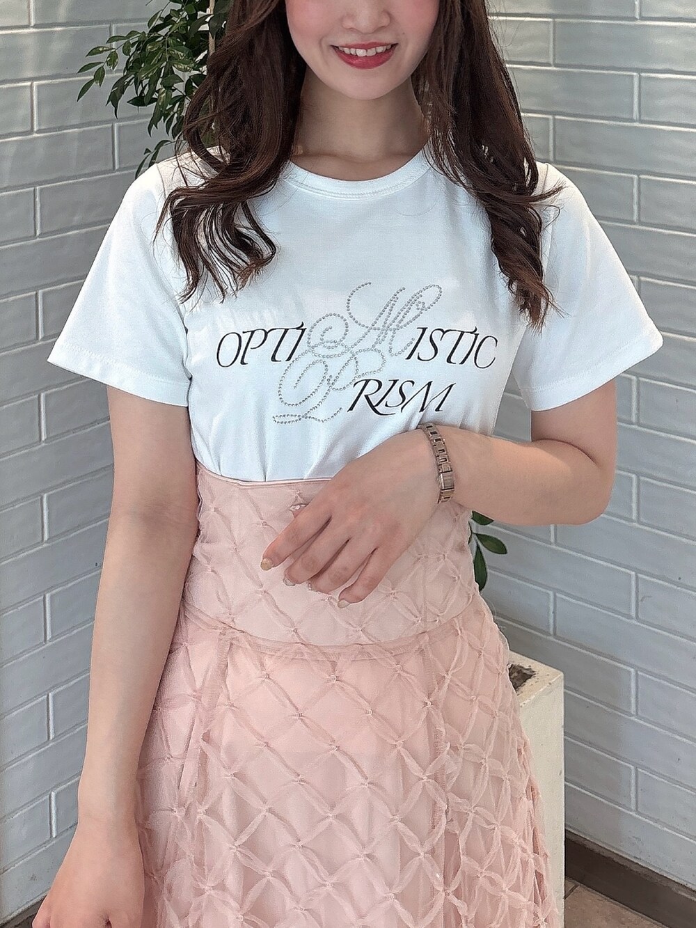 ホワイト系のTシャツ/カットソー、ホワイト系のサンダル、ピンク系のスカートを着用したレディースの春コーディネートの4枚目の写真