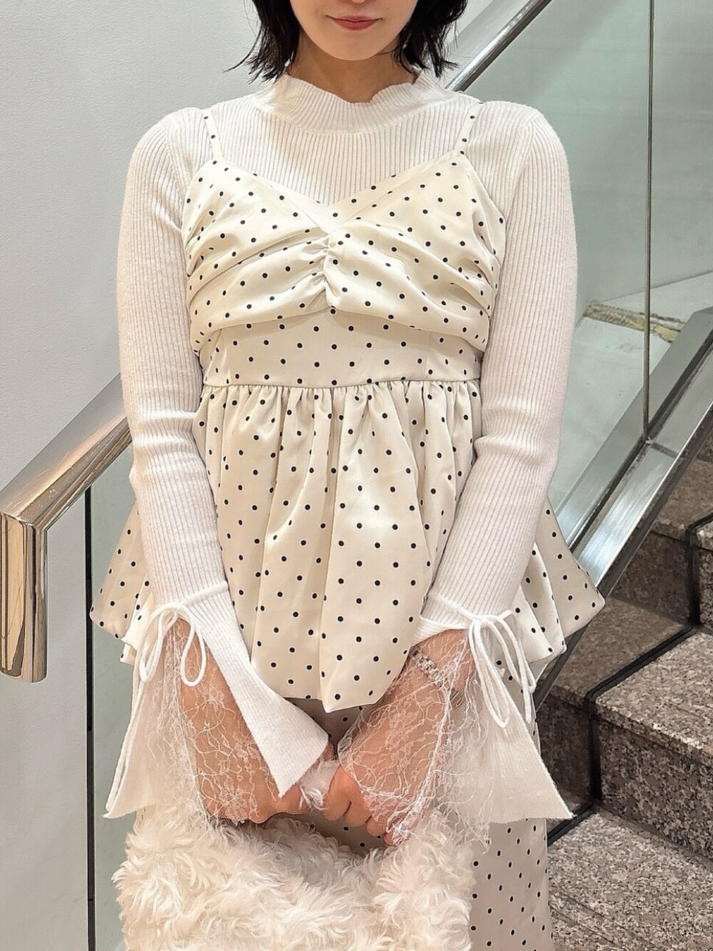 その他のスカート、その他のシャツ/ブラウス、ホワイト系のニット/セーターを着用したレディースの秋コーディネートの5枚目の写真