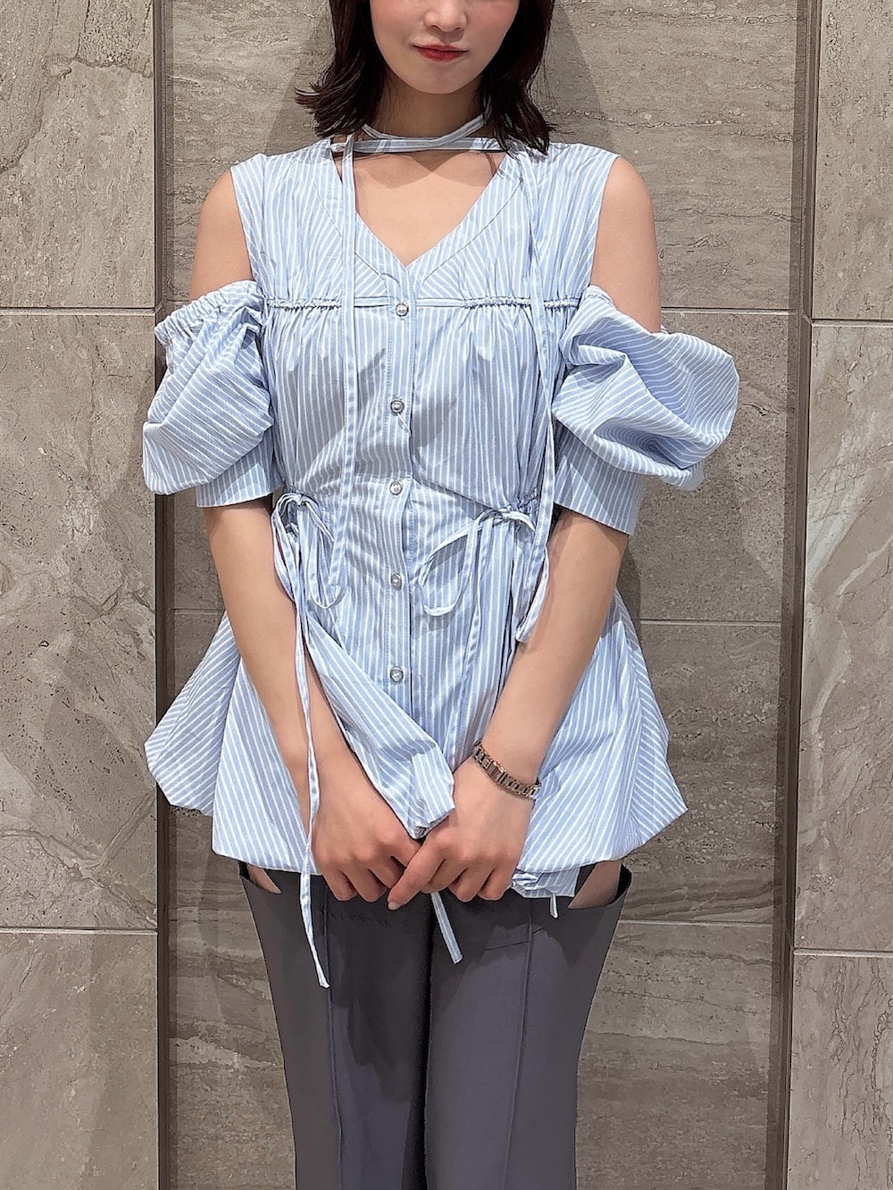 ブルー系のシャツ/ブラウス、グレー系のその他パンツ、ブラック系のサンダルを着用したレディースの夏コーディネートの5枚目の写真
