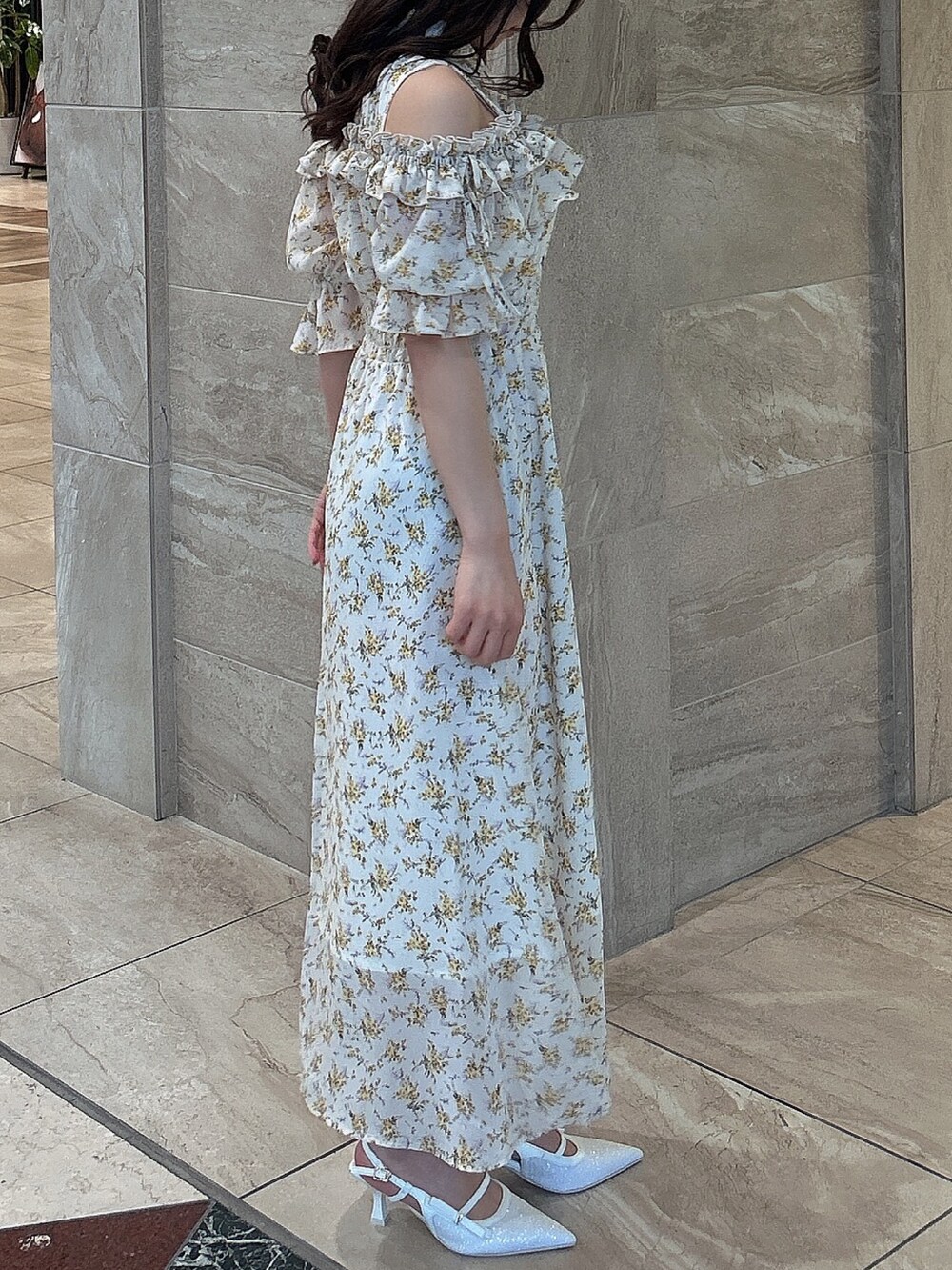 ホワイト系のワンピースを着用したレディースの春コーディネートの3枚目の写真