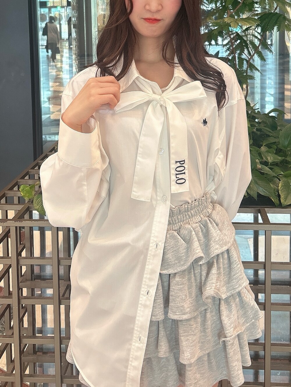 ホワイト系のシャツ/ブラウスを着用したレディースの夏コーディネートの7枚目の写真