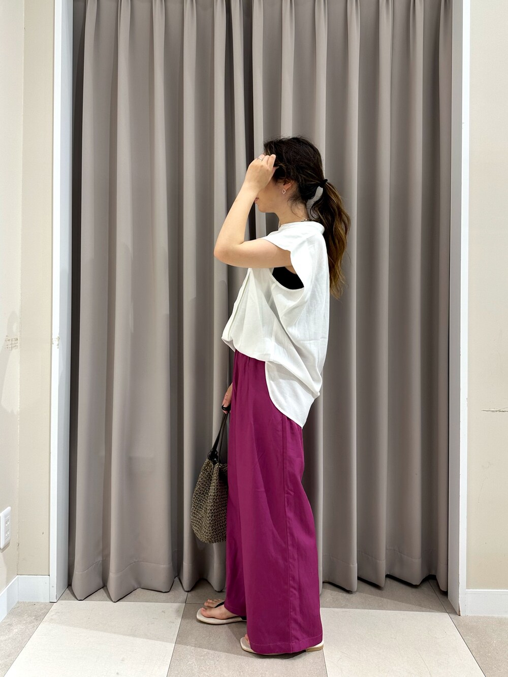 パープル系のその他パンツ、ホワイト系のシャツ/ブラウス、グレー系のかごバッグを着用したレディースの夏コーディネートの3枚目の写真