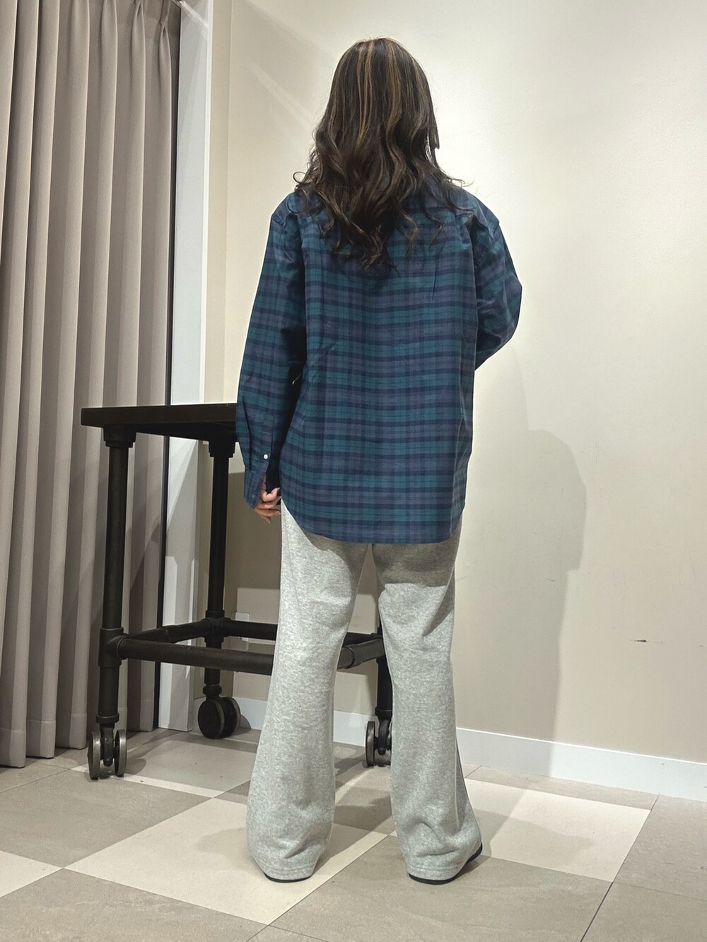 グレー系のその他パンツ、その他のシャツ/ブラウスを着用したレディースの秋コーディネートの3枚目の写真