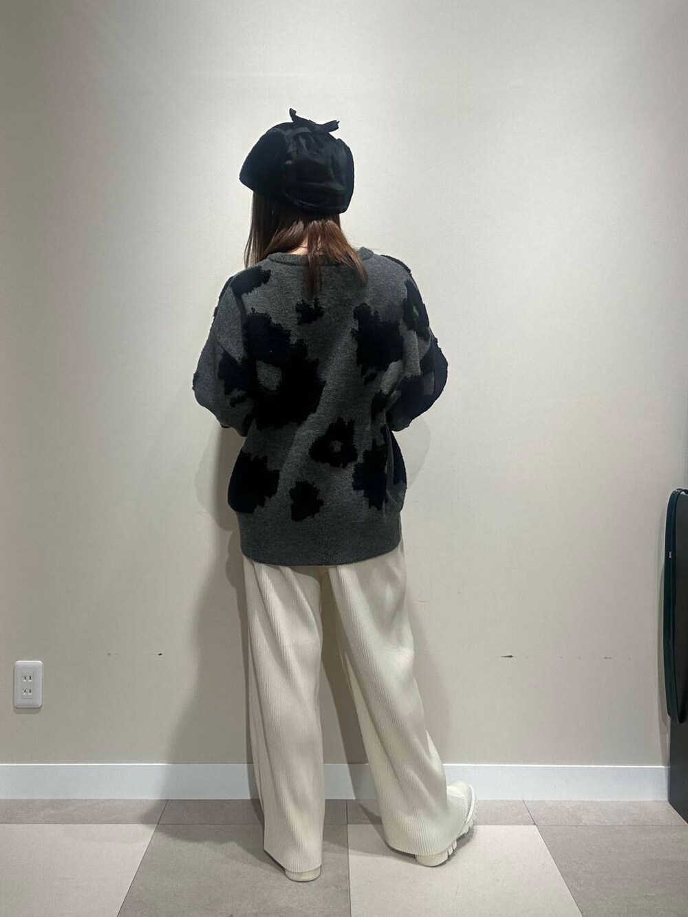 ホワイト系のその他パンツ、ブラック系のダウンジャケット/コート、グレー系のニット/セーターを着用したレディースの冬コーディネートの6枚目の写真