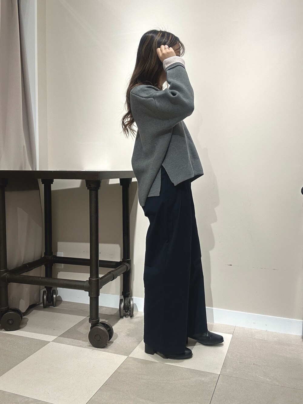 ブルー系のその他パンツ、グレー系のニット/セーターを着用したレディースの冬コーディネートの3枚目の写真