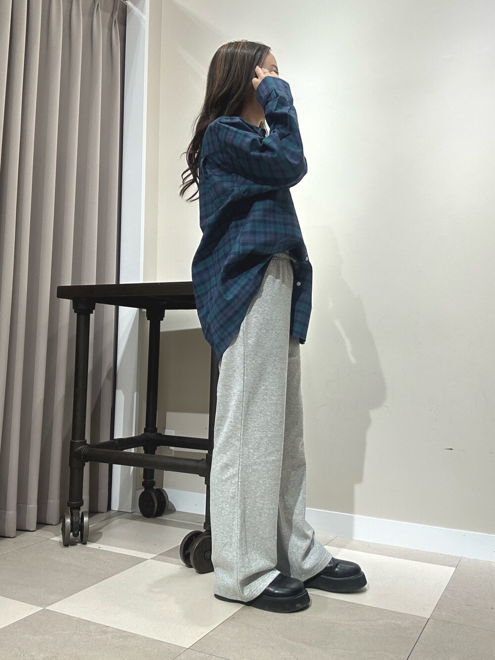 グレー系のその他パンツ、その他のシャツ/ブラウスを着用したレディースの秋コーディネートの2枚目の写真