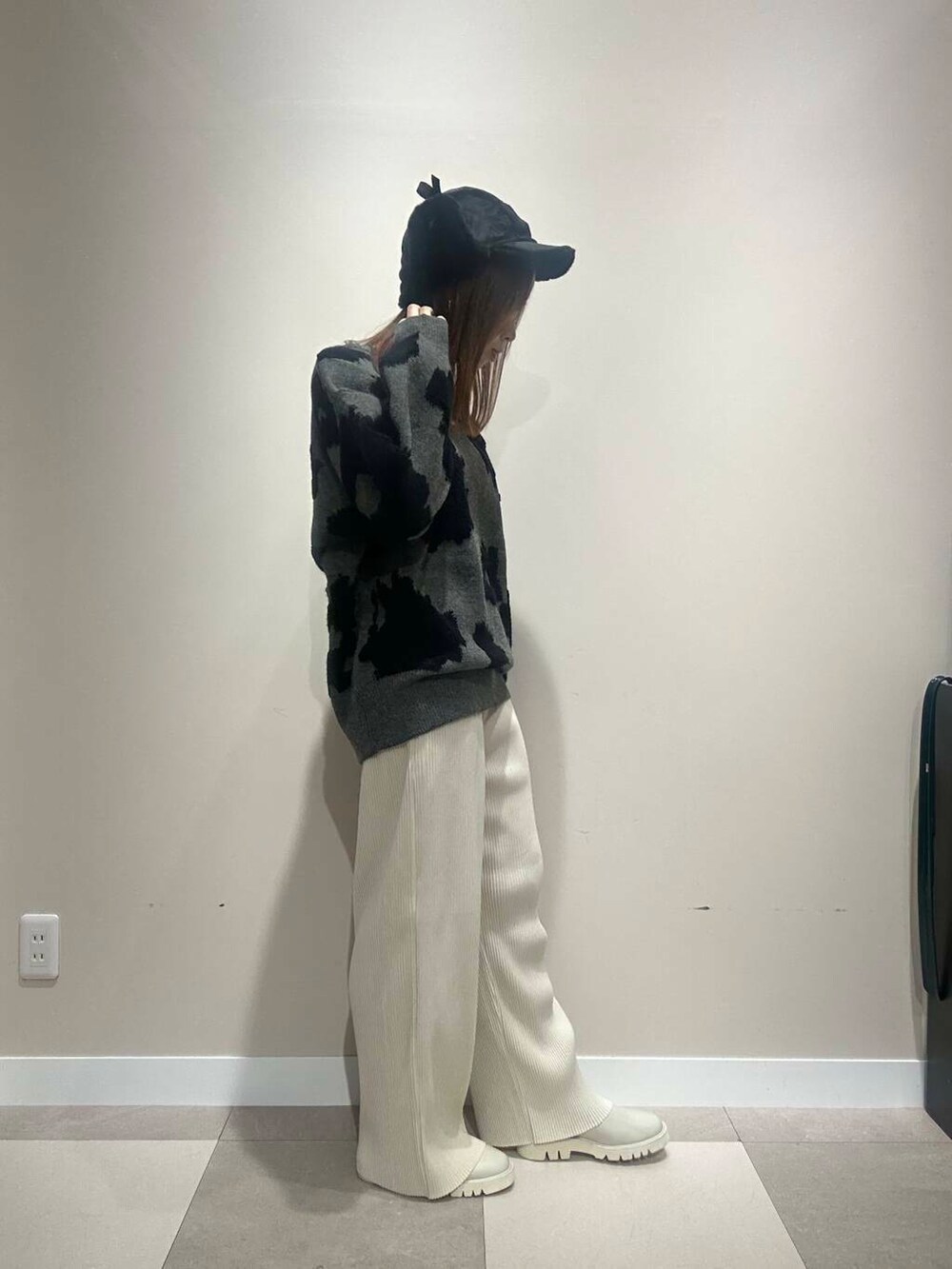 ホワイト系のその他パンツ、ブラック系のダウンジャケット/コート、グレー系のニット/セーターを着用したレディースの冬コーディネートの5枚目の写真