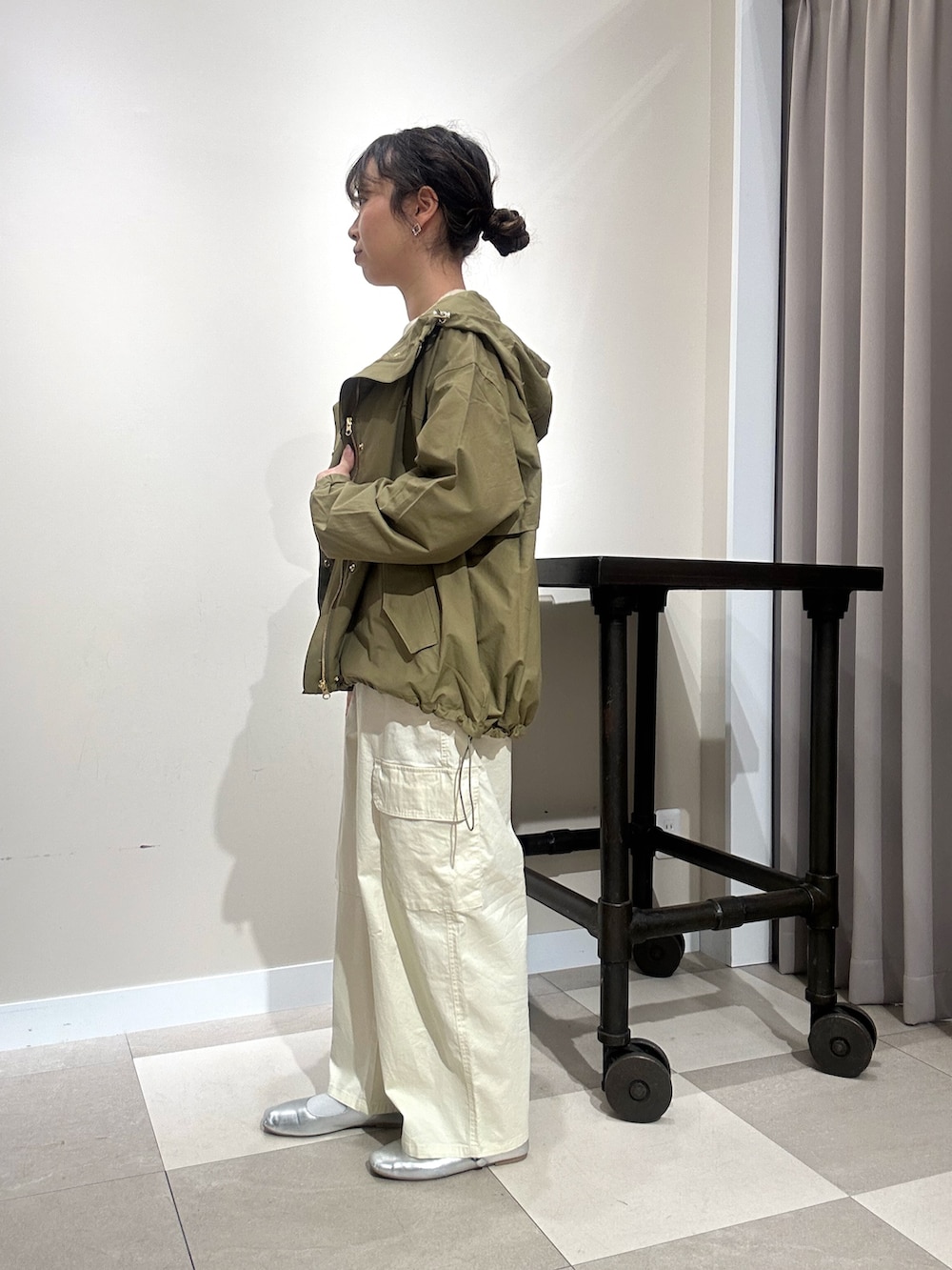 ホワイト系のその他パンツ、ベージュ系のマウンテンパーカー、ホワイト系のニット/セーターを着用したレディースの春コーディネートの2枚目の写真