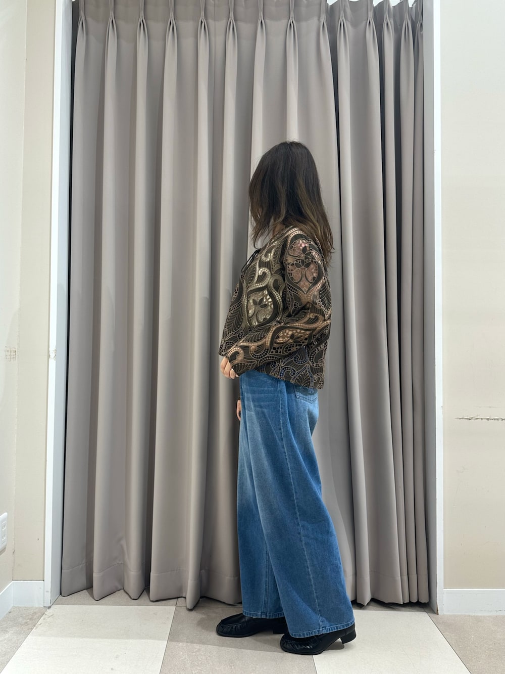 ブラック系のローファー、ブルー系のその他パンツ、ブラウン系のシャツ/ブラウスを着用したレディースの秋コーディネートの3枚目の写真