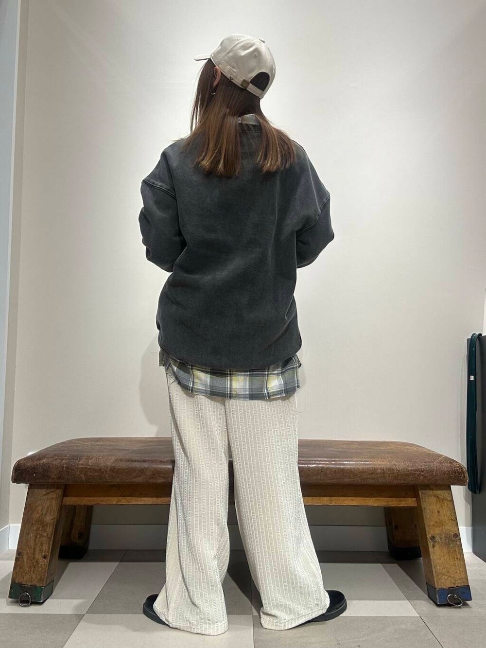 ホワイト系のその他パンツ、グレー系のシャツ/ブラウス、ブラック系のTシャツ/カットソーを着用したレディースの冬コーディネートの3枚目の写真