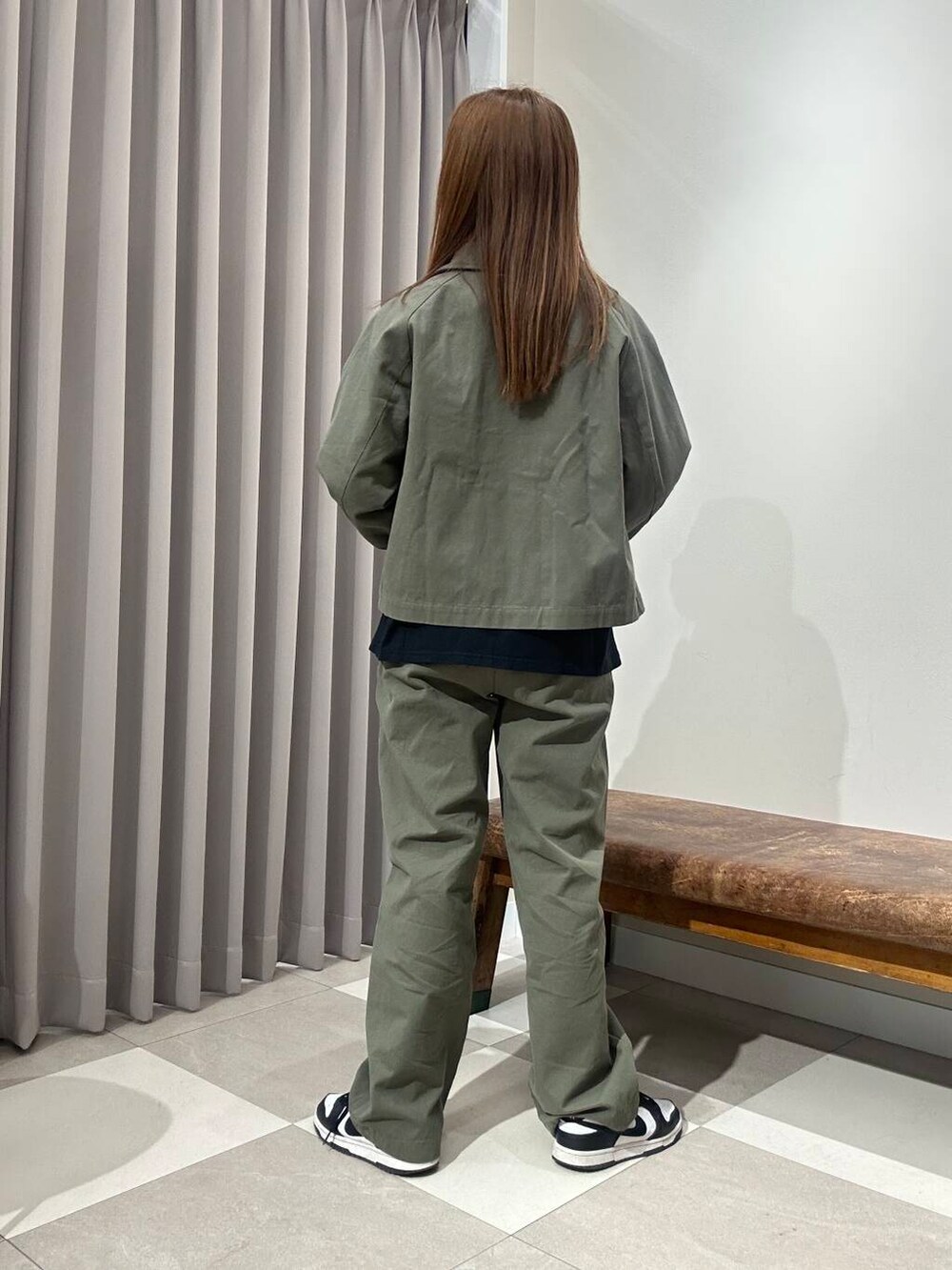 グリーン系のブルゾン、グリーン系のその他パンツ、その他のTシャツ/カットソーを着用したレディースの春コーディネートの3枚目の写真