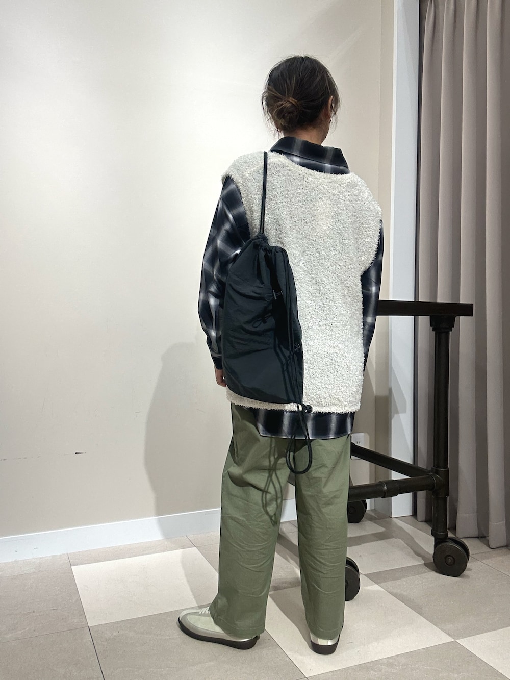 グリーン系のその他パンツ、ホワイト系のスニーカー、ホワイト系のニット/セーターを着用したレディースの春コーディネートの3枚目の写真