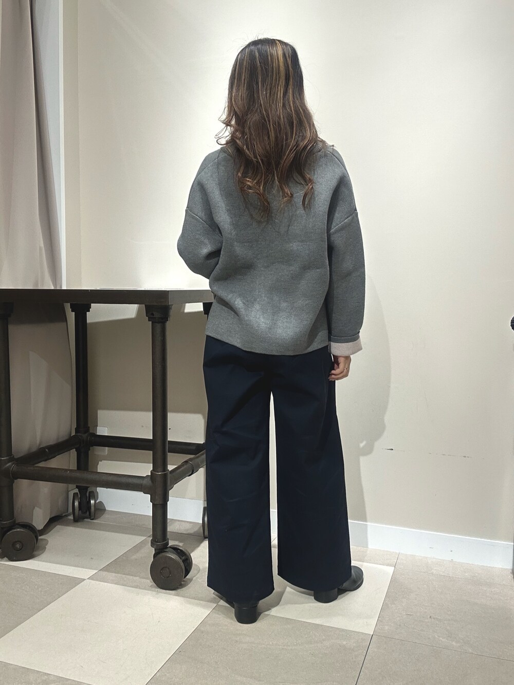 ブルー系のその他パンツ、グレー系のニット/セーターを着用したレディースの冬コーディネートの2枚目の写真