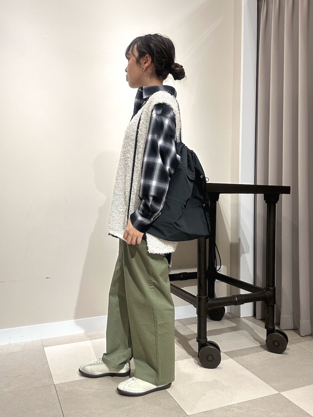 グリーン系のその他パンツ、ホワイト系のスニーカー、ホワイト系のニット/セーターを着用したレディースの春コーディネートの2枚目の写真