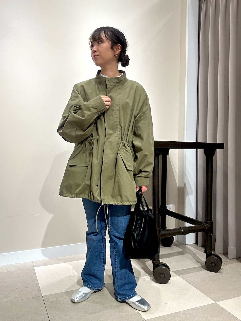 グリーン系のモッズコート、ホワイト系のシャツ/ブラウスを着用したレディースの春コーディネートの2枚目の写真